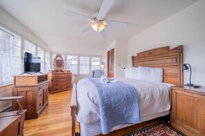 3 habitaciones, escritorio y tabla de planchar con plancha 