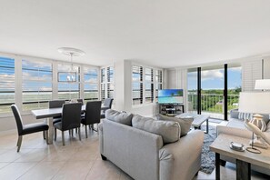 Smart TV, DVD player, livros