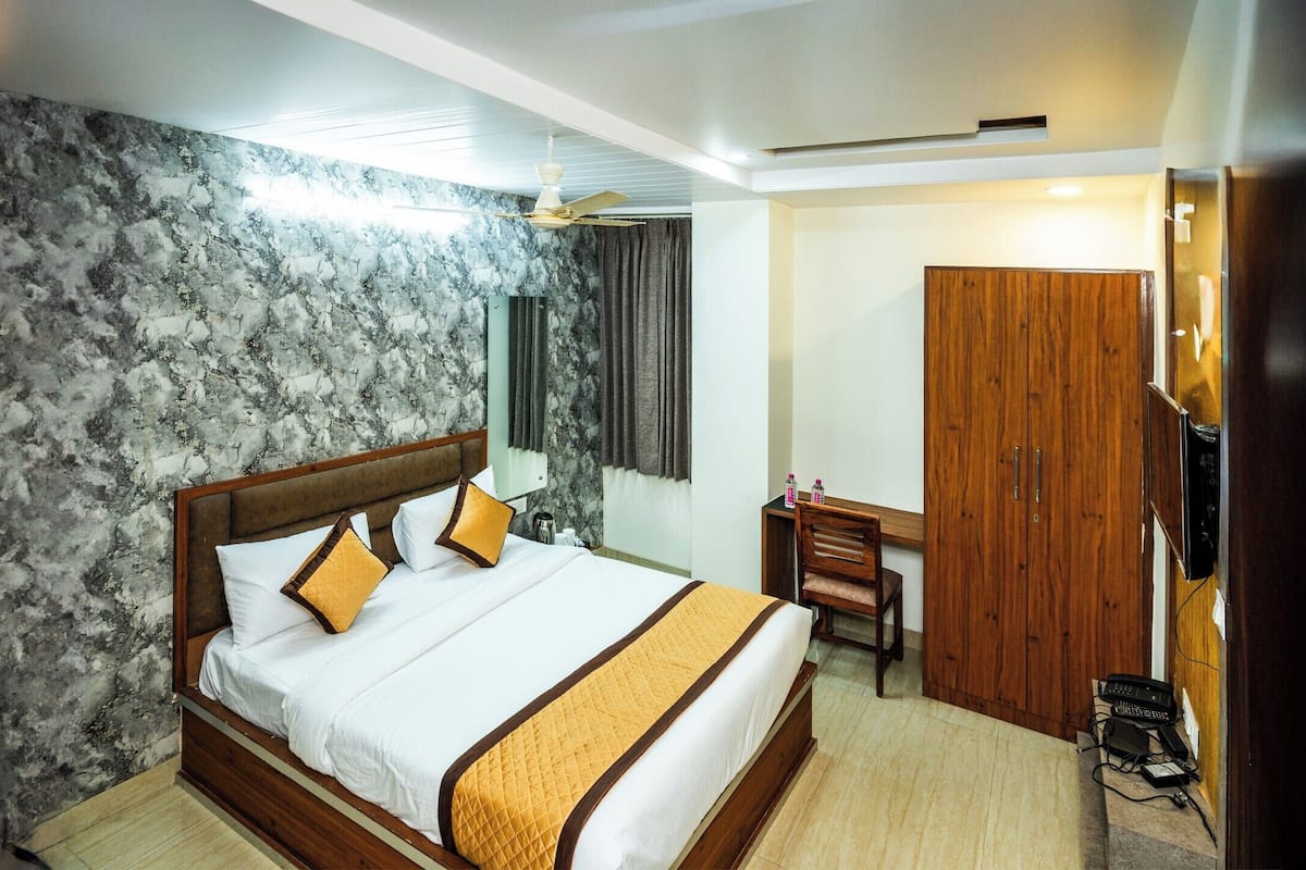 Classic Double Room | Bathroom | Hair dryer, slippers, soap, shampoo