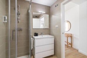 公寓, 露台, 城市景观 | 浴室 | 淋浴设施、吹风机、毛巾、肥皂