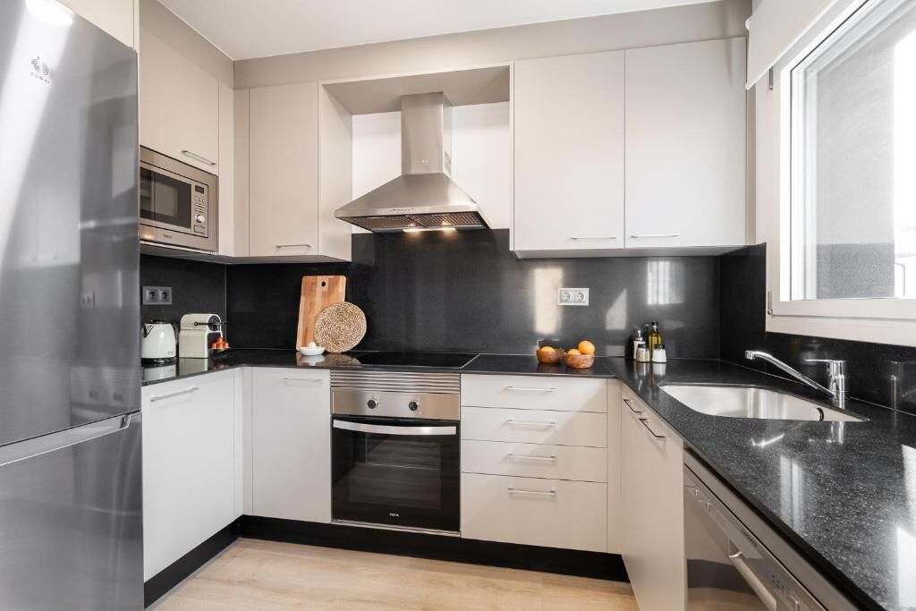 Apartment, Patio, City View | Private kitchen | Fridge, microwave, oven, stovetop