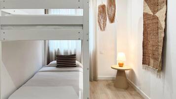 Appartement, terras, uitzicht op de stad | Een laptopwerkplek, gratis babybedden, gratis wifi, beddengoed