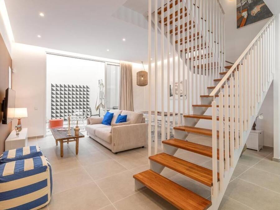 Apartamento, patio | Zona de estar | Una televisión de pantalla plana