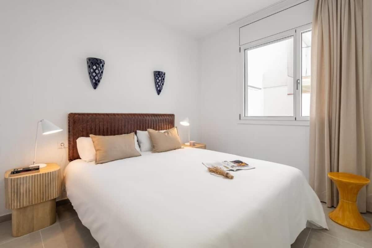 Laptop workspace, free cribs/infant beds, free WiFi, bed sheets