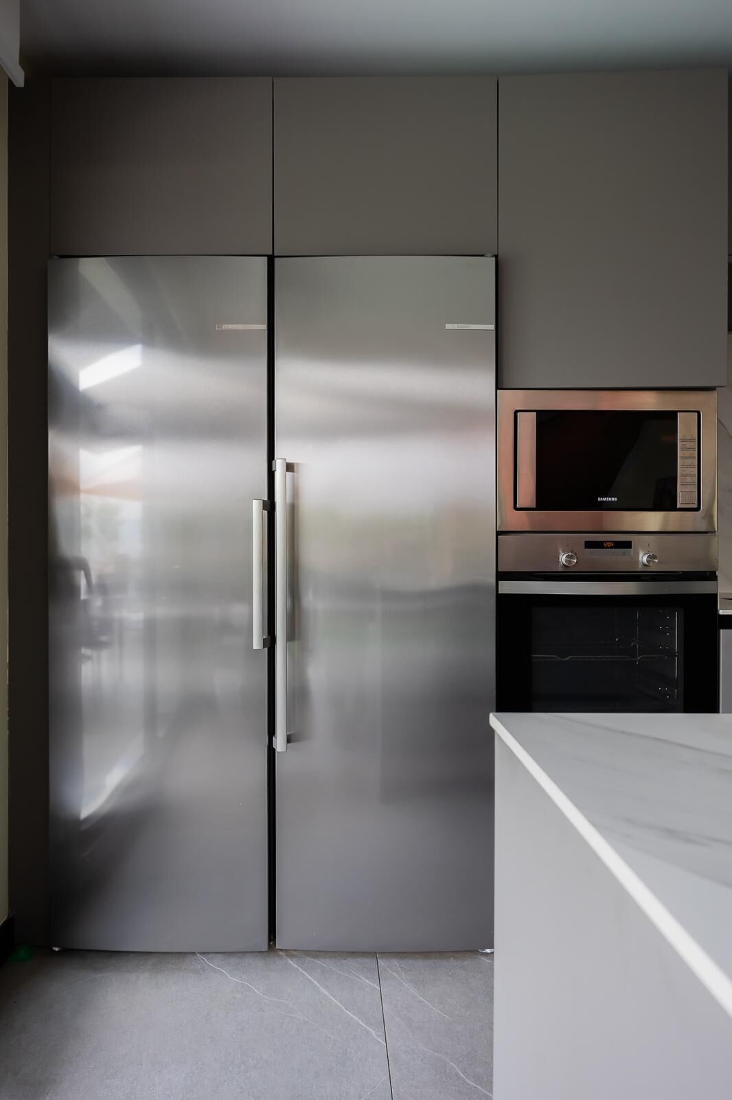 Een magnetron, een oven, een kookplaat, een vaatwasser