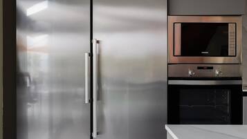 Een microgolfoven, een oven, een kookplaat, een vaatwasser