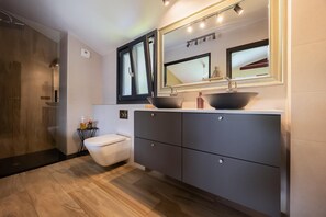 Shower, hair dryer, towels, soap - House with pool and views of Bilbao EBI03470 (Bilbao)