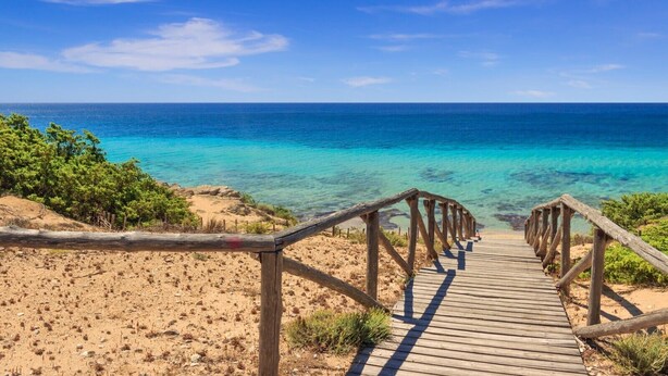 A wooden boardwalk leading to a beach with clear turquoise water and a sandy path. - Le Casine di Maruggio 9 (Maruggio)