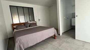 2 bedrooms, iron/ironing board, WiFi, bed sheets