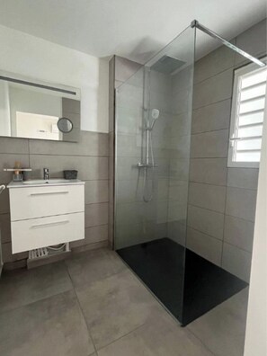 Dusche, Handtücher, Seife, Toilettenpapier