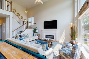 Fernseher, Tischfußball, Tischtennisplatte