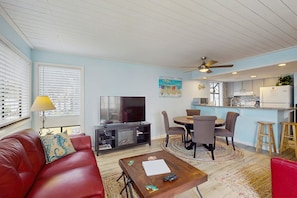 TV, ping pong - Updated coastal condo with pool - close to beach, shopping & golf (Myrtle Beach)