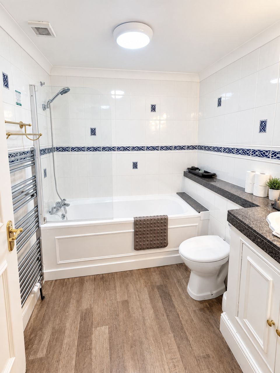 Un bagno con vasca, WC e zona doccia.