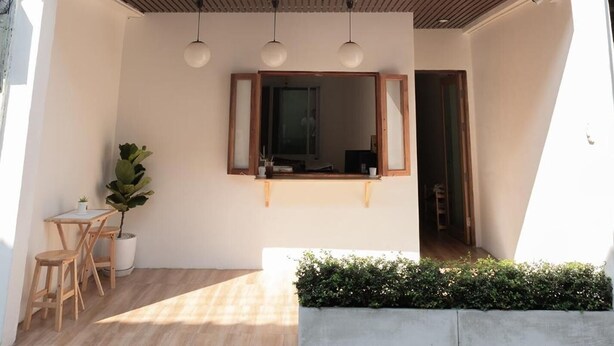 Un edificio de dos pisos con un letrero que dice "PETRA BOUTIQUE HOMESTAY".