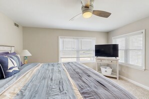 4 عدّة غرف نوم وخدمة الإنترنت وملاءات أسرّة