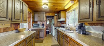 Rustic Cottage w/ dock access, kayaks, and year-round adventures in East Jordan