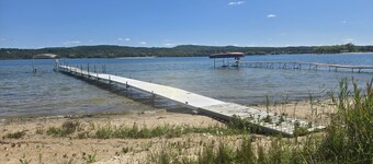 Rustic Cottage w/ dock access, kayaks, and year-round adventures in East Jordan