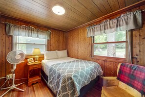 3 bedrooms, internet, bed sheets - Rustic Cottage w/ dock access, kayaks, and year-round adventures in East Jordan (East Jordan)