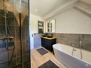 Dusche, Haartrockner, Handtücher, Toilettenpapier