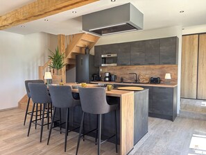 Fridge, oven, stovetop, dishwasher