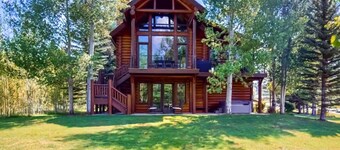 Modern cabin with private hot tub, mountain views, expansive deck & arcade game