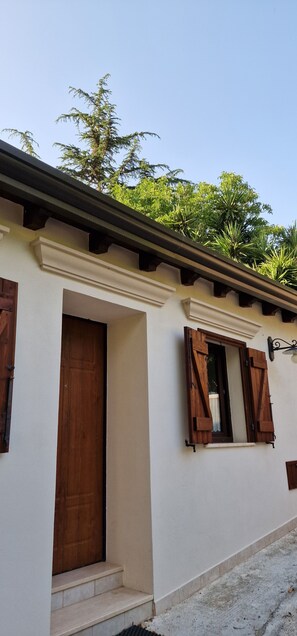 Exterior detail - Rural house with large garden and vegetable garden in the mountains (San Pietro)