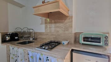 Fridge, microwave, stovetop, coffee/tea maker