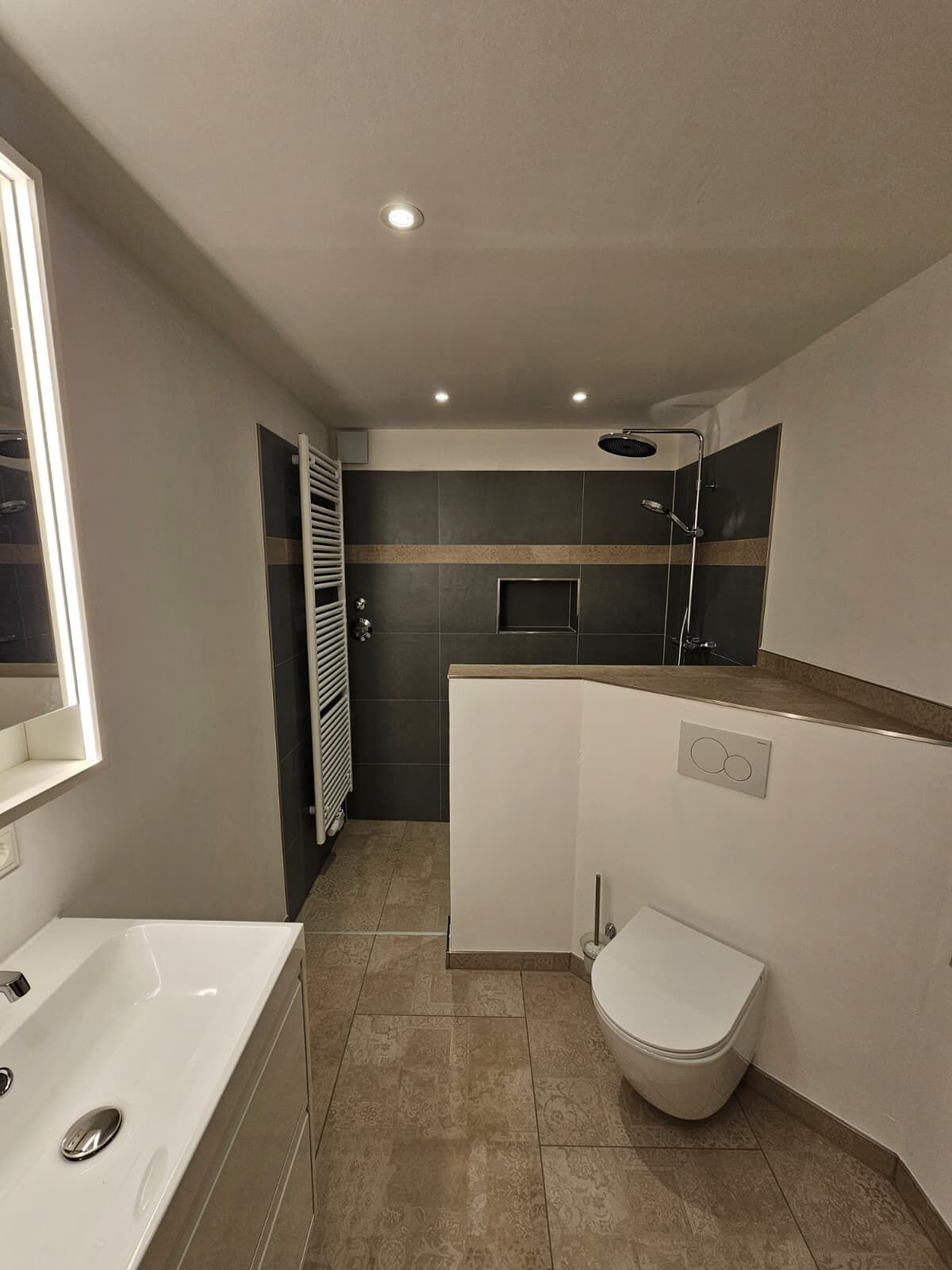 Ein modernes Badezimmer mit Badewanne, Toilette und Duschbereich.