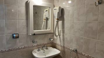 Comfort Triple Room | Bathroom | Free toiletries, hair dryer, towels, soap