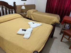 Comfort-Dreibettzimmer | Zimmersafe, kostenloses WLAN