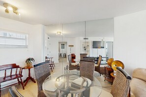 Dining - Getaway condo near the beach with Wifi & fully equipped kitchen (Miami Beach)