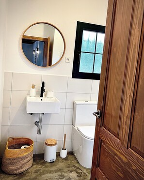 Dutxa, assecador de cabells, bidet i tovalloles