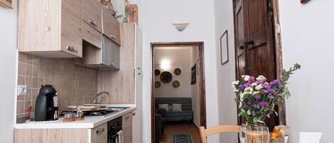 Frigorifero, forno, piano cottura, macchina per tè/caffè