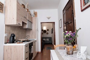 Kühlschrank, Ofen, Herdplatte, Wasserkocher mit Kaffee-/Teezubehör