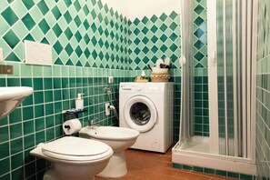 Dusche, Haartrockner, Bidet, Handtücher