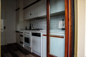 Fridge, oven, stovetop, dishwasher