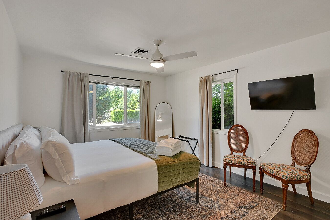 3 soverom, skrivebord, strykejern/-brett og reiseseng for barn