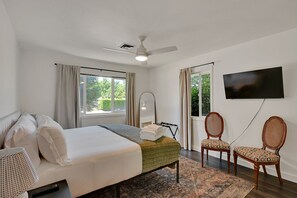 3 Schlafzimmer, Schreibtisch, Bügeleisen/Bügelbrett, Reisekinderbett