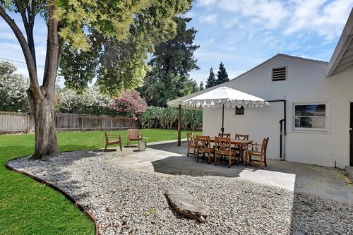 Cozy Home with Big Yard, Games, Fire Pit, Dogs OK