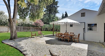 Cozy Home with Big Yard, Games, Fire Pit, Dogs OK