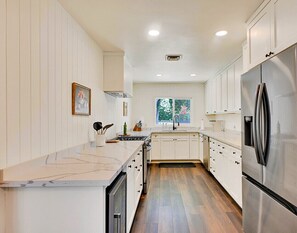 Réfrigérateur, micro-ondes, four, plaque de cuisson