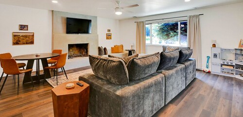 Cozy Home with Big Yard, Games, Fire Pit, Dogs OK