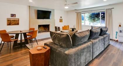 Cozy Home with Big Yard, Games, Fire Pit, Dogs OK