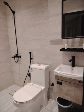 Junior Quadruple Room | Bathroom - Rama Dubai Hotel Suites 1 (Riyadh)