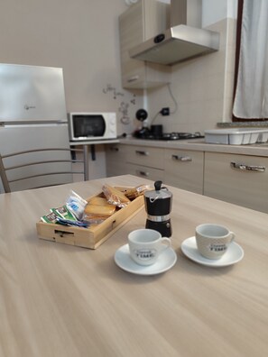 Een microgolfoven, een kookplaat