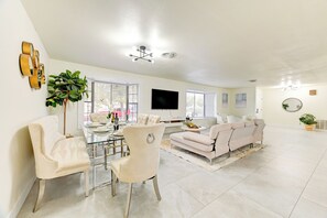 Interior - Vila Hearts- 5BD with pool, Hot tub, Sauna, Arcade, Bar all you need N the Strip (Las Vegas)