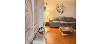 Elegant 5-Bedroom Riverside home with BBQ, AC, WiFi, Fitness, amenities and more