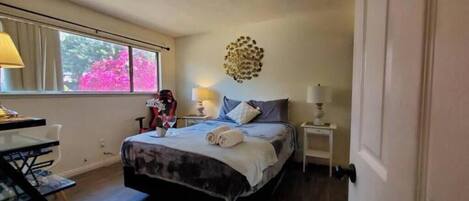 5 bedrooms, desk, iron/ironing board, travel crib