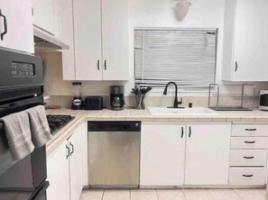 Réfrigérateur, four à micro-ondes, un four, surface de cuisson