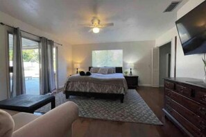 6 bedrooms, WiFi - Cheerful 6 bedroom home with indoor fireplace. (Riverside)